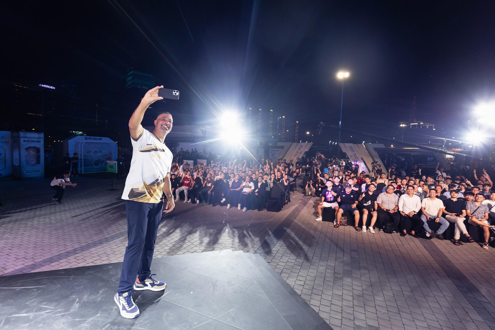 Huyền thoại bóng đá Diego Forlán sẽ đến Việt Nam tham dự sinh nhật 7 tuổi của FC Online- Ảnh 3. Huyền thoại bóng đá Diego Forlán sẽ đến Việt Nam tham dự sinh nhật 7 tuổi của FC Online- Ảnh 3.