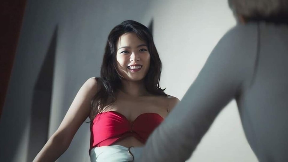 Song Joong Ki bất ngờ đăng ảnh thân mật bên