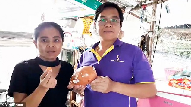 Đang ăn ốc luộc, người đàn ông bỗng nhiên đổi đời vì cắn trúng kho báu 8 tỷ ngay trong miệng- Ảnh 2. Đang ăn ốc luộc, người đàn ông bỗng nhiên đổi đời vì cắn trúng kho báu 8 tỷ ngay trong miệng- Ảnh 2.