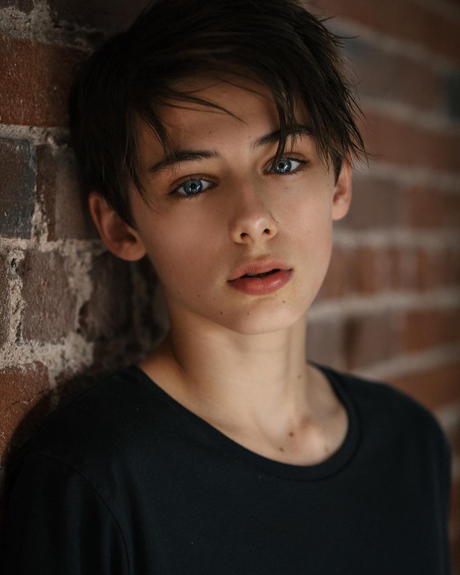 "Thiếu niên đẹp trai nhất thế giới" sau 9 năm gây bão toàn cầu: Nhan sắc chàng thơ thực sự không ai có thể rời mắt photo 3 1654142866351749435821 1741927923877 17419279240221658094012 1741939551945 1741939552661137788602