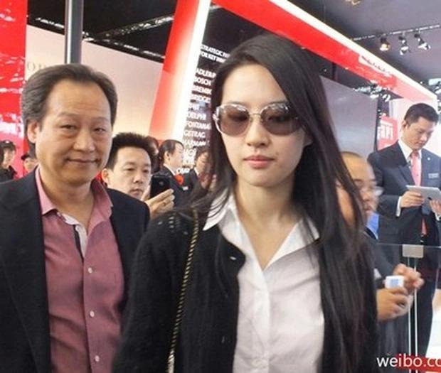 Lưu Diệc Phi: Quan hệ mờ ám với tỷ phú U70,