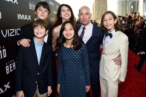 Bí ẩn về bé gái mồ côi bị bỏ rơi một bước đổi đời vì được tỷ phú giàu thứ 2 thế giới nhận nuôi- Ảnh 1. Bí ẩn về bé gái mồ côi bị bỏ rơi một bước đổi đời vì được tỷ phú giàu thứ 2 thế giới nhận nuôi- Ảnh 1.