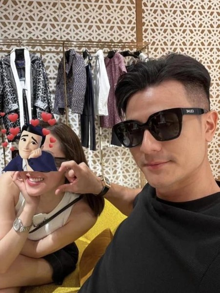 Nam thần kết hôn bí ẩn nhất Vbiz công khai ảnh vợ tiểu thư gia thế khủng- Ảnh 4. Nam thần kết hôn bí ẩn nhất Vbiz công khai ảnh vợ tiểu thư gia thế khủng- Ảnh 4.