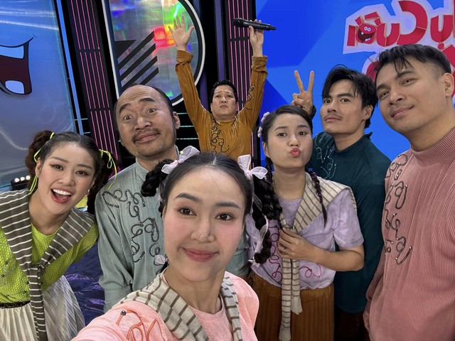 7 Nụ cười Xuân gây sững sờ khi dừng phát sóng: Trường Giang - Lâm Vỹ Dạ - Lan Ngọc cùng làm 1 việc- Ảnh 1. 7 Nụ cười Xuân gây sững sờ khi dừng phát sóng: Trường Giang - Lâm Vỹ Dạ - Lan Ngọc cùng làm 1 việc- Ảnh 1.