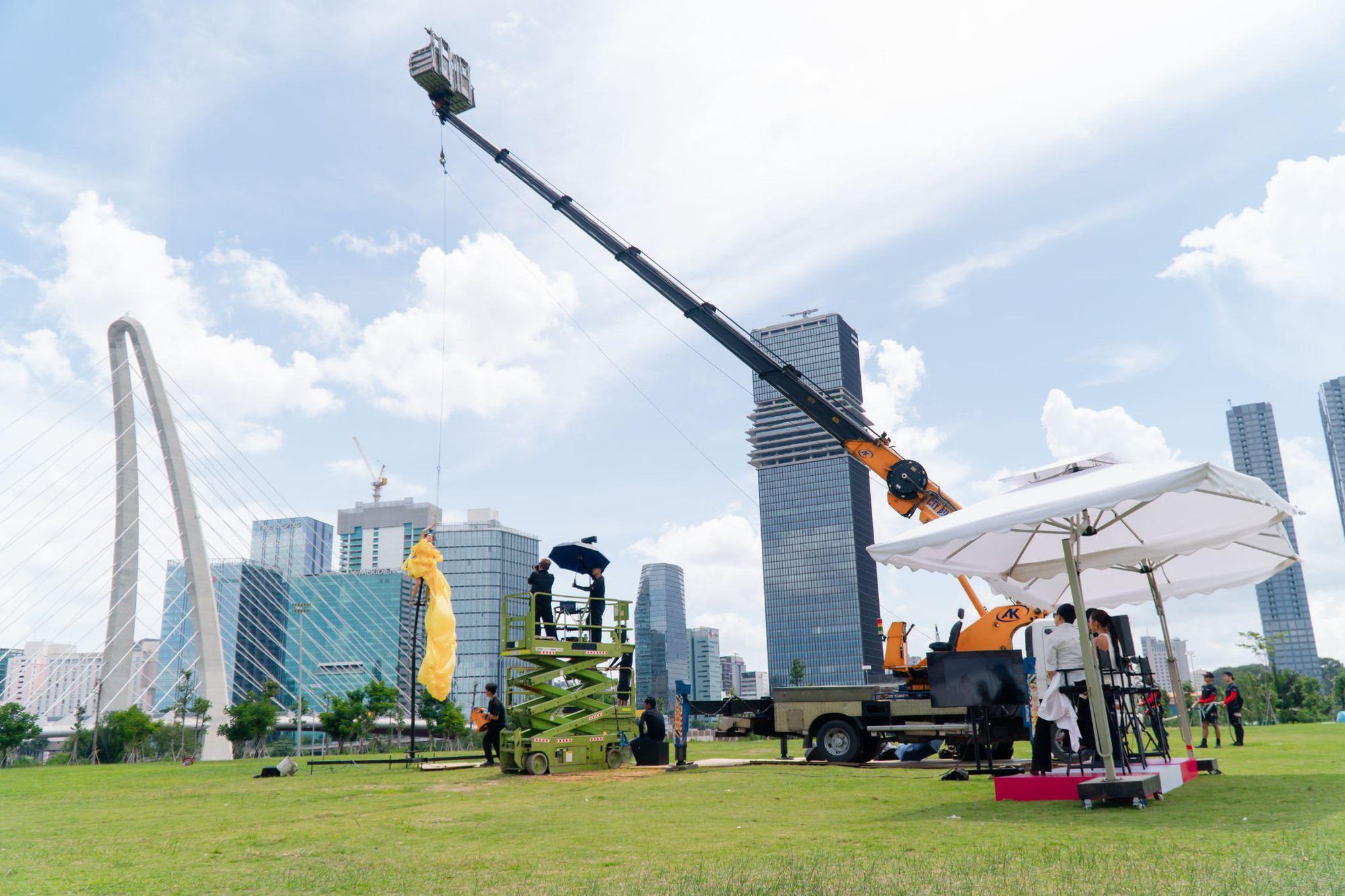 Vietnam's next top model 2025 trở lại: Mở màn hoành tráng, thử thách “thót tim”- Ảnh 4.