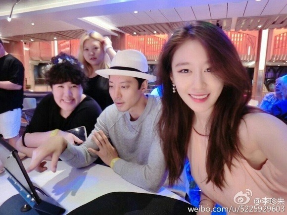 Danh tính bạn gái mới của Lee Dong Gun: Mỹ nhân kém 16 tuổi, từng đóng phim 18+ chấn động màn ảnh- Ảnh 6. Danh tính bạn gái mới của Lee Dong Gun: Mỹ nhân kém 16 tuổi, từng đóng phim 18+ chấn động màn ảnh- Ảnh 6.