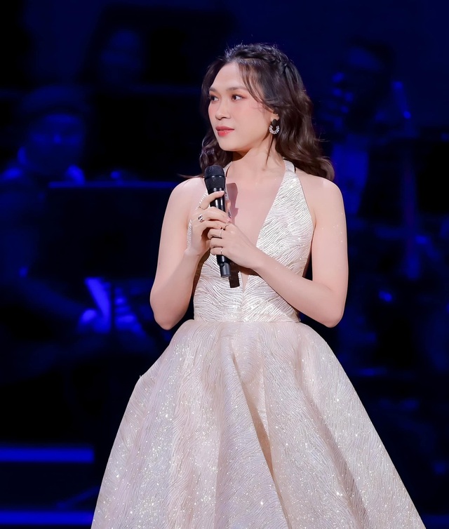 "Nữ hoàng Vbiz" bị khui ảnh chưa từng công bố cách đây 24 năm, gu thời trang không đụng hàng! photo 4 1705470197276897029066 1705470421729422501048 17464416696081853293892 1746449802802 1746449803014907960057