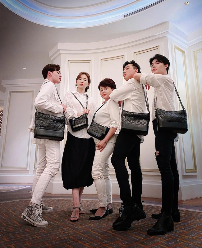 Khui quy luật ngầm hội bạn sao hạng A: Trấn Thành phạt