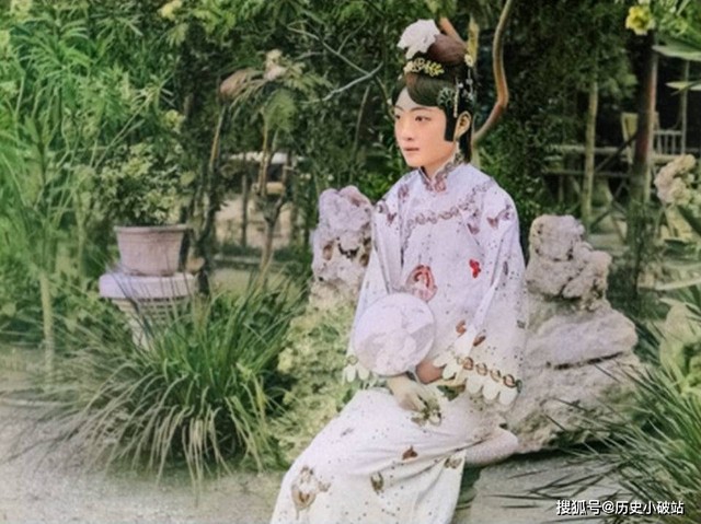 Bộ ảnh cực hiếm tiết lộ nhan sắc thật của Hoàng hậu Uyển Dung: Hậu thế hiểu vì sao Phổ Nghi vừa nhìn đã gật đầu đồng ý- Ảnh 1. Bộ ảnh cực hiếm tiết lộ nhan sắc thật của Hoàng hậu Uyển Dung: Hậu thế hiểu vì sao Phổ Nghi vừa nhìn đã gật đầu đồng ý- Ảnh 1.