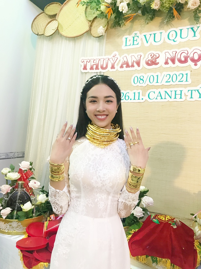 Cô dâu Vbiz được tặng 13 cây vàng hồi môn, tính số lãi chỉ sau 4 năm cưới mà choáng váng- Ảnh 2.