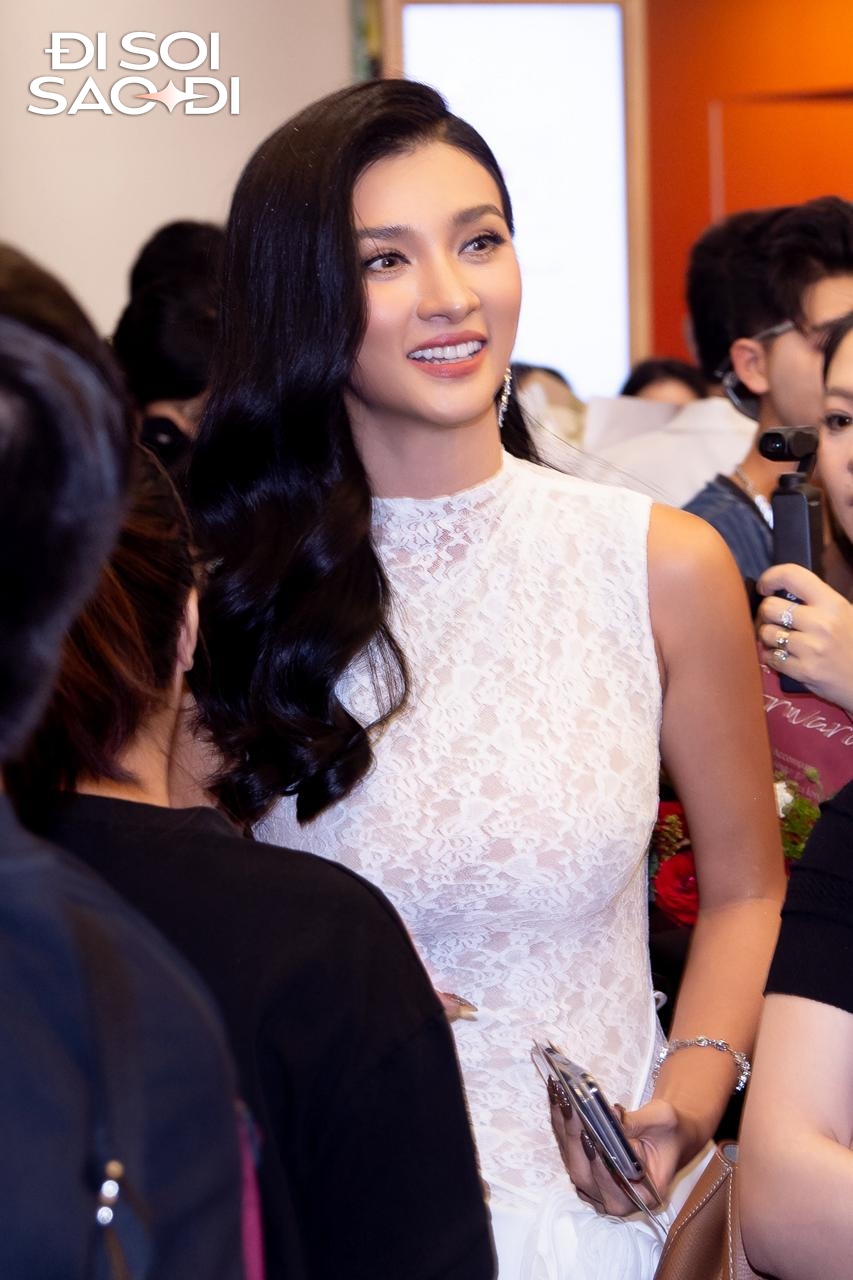 Thảm đỏ HOT nhất hôm nay: Kim Tuyến đẹp đến nỗi bị fan vây kín, một mỹ nhân Genz khoe vòng 1 nóng bỏng mắt- Ảnh 3. Thảm đỏ HOT nhất hôm nay: Kim Tuyến đẹp đến nỗi bị fan vây kín, một mỹ nhân Genz khoe vòng 1 nóng bỏng mắt- Ảnh 3.