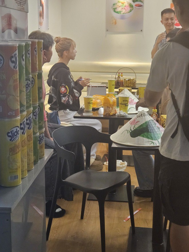 Độc quyền: Những hình ảnh cuối cùng của Yua Mikami trước khi rời Việt Nam, fan vẫn miệt mài “săn idol” ở sân bay- Ảnh 2. Độc quyền: Những hình ảnh cuối cùng của Yua Mikami trước khi rời Việt Nam, fan vẫn miệt mài “săn idol” ở sân bay- Ảnh 2.