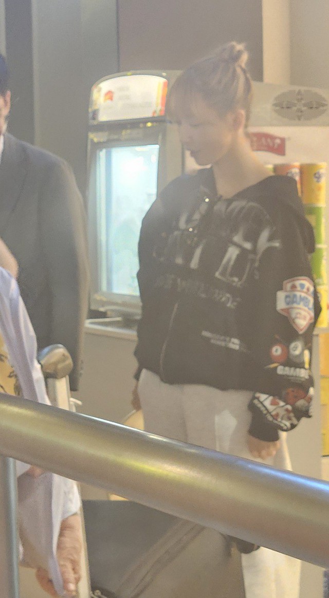 Độc quyền: Những hình ảnh cuối cùng của Yua Mikami trước khi rời Việt Nam, fan vẫn miệt mài “săn idol” ở sân bay- Ảnh 4. Độc quyền: Những hình ảnh cuối cùng của Yua Mikami trước khi rời Việt Nam, fan vẫn miệt mài “săn idol” ở sân bay- Ảnh 4.