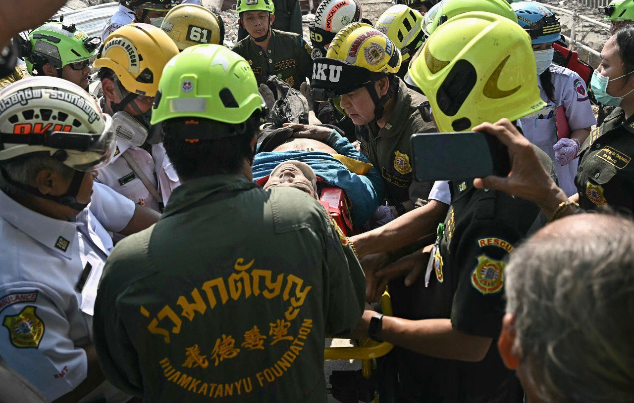 Nhói lòng clip 14 giây ghi cảnh công nhân nhô đầu đầy đau đớn, cố gắng cầu cứu giữa đống đổ nát sau động đất tại Thái Lan- Ảnh 3.