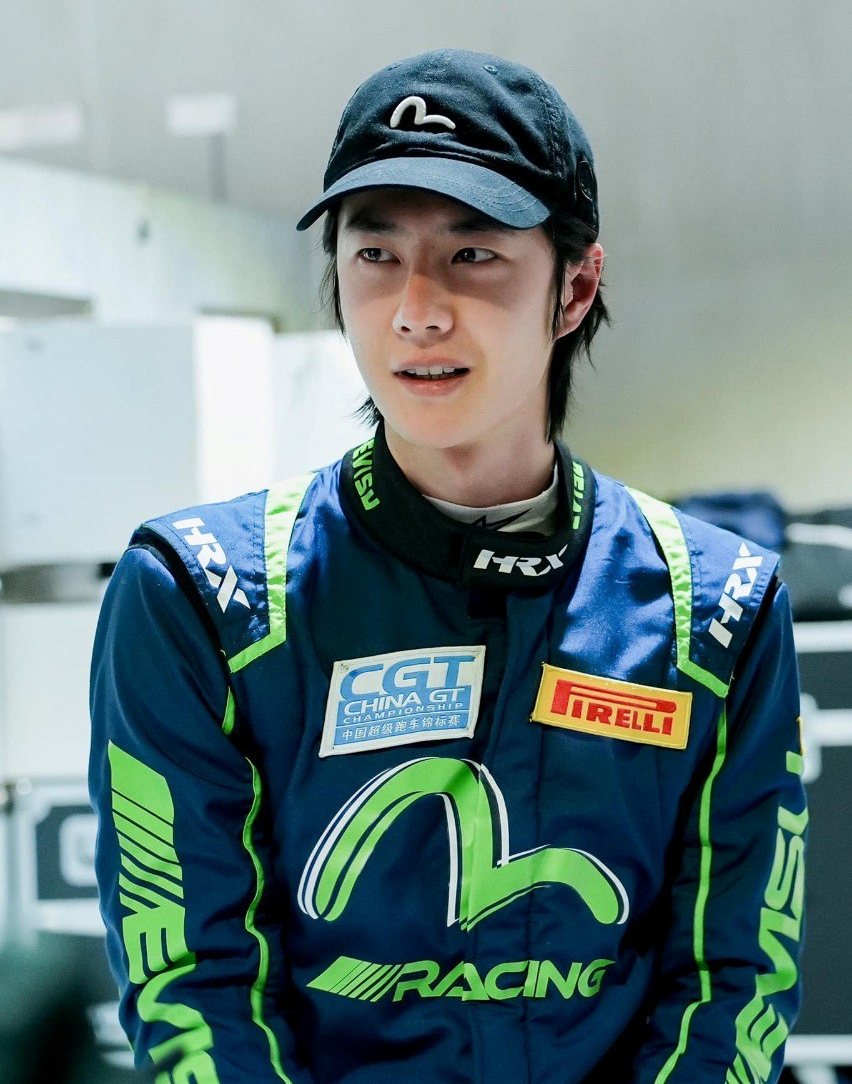 Nóng: Vương Nhất Bác gặp tai nạn giao thông, xe mất lái lao ra khỏi đường- Ảnh 1.