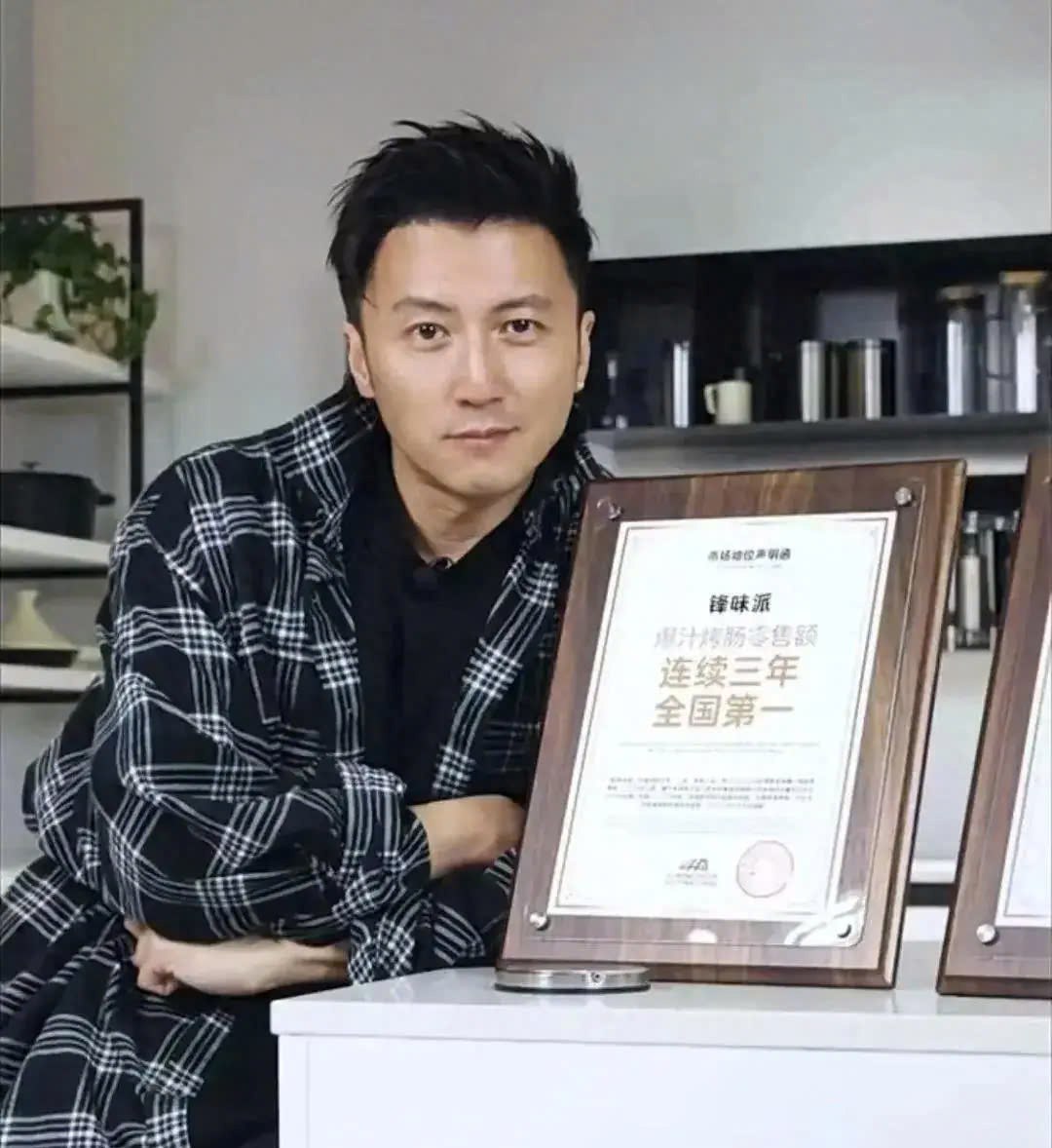 "Gã trai hư si tình của Cbiz" kiếm hơn 5.200 tỷ nhờ bán xúc xích photo2025 03 2904 00 23 1743220235492558386611 1743225449316 1743225449592823324326