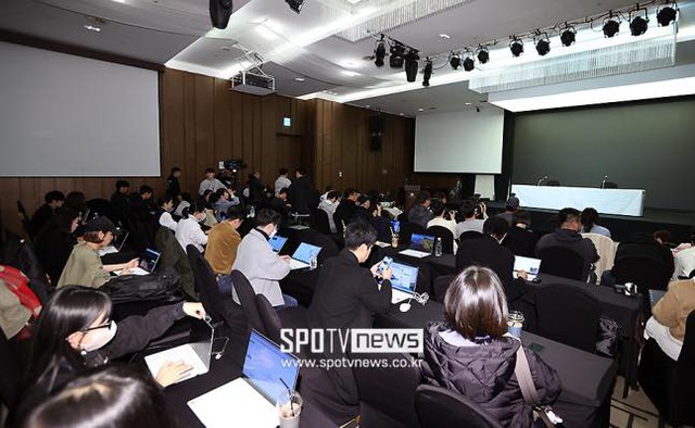 Họp báo khẩn của Kim Soo Hyun: Tài tử bật khóc, cúi gập người xin lỗi- Ảnh 3. Họp báo khẩn của Kim Soo Hyun: Tài tử bật khóc, cúi gập người xin lỗi- Ảnh 3.