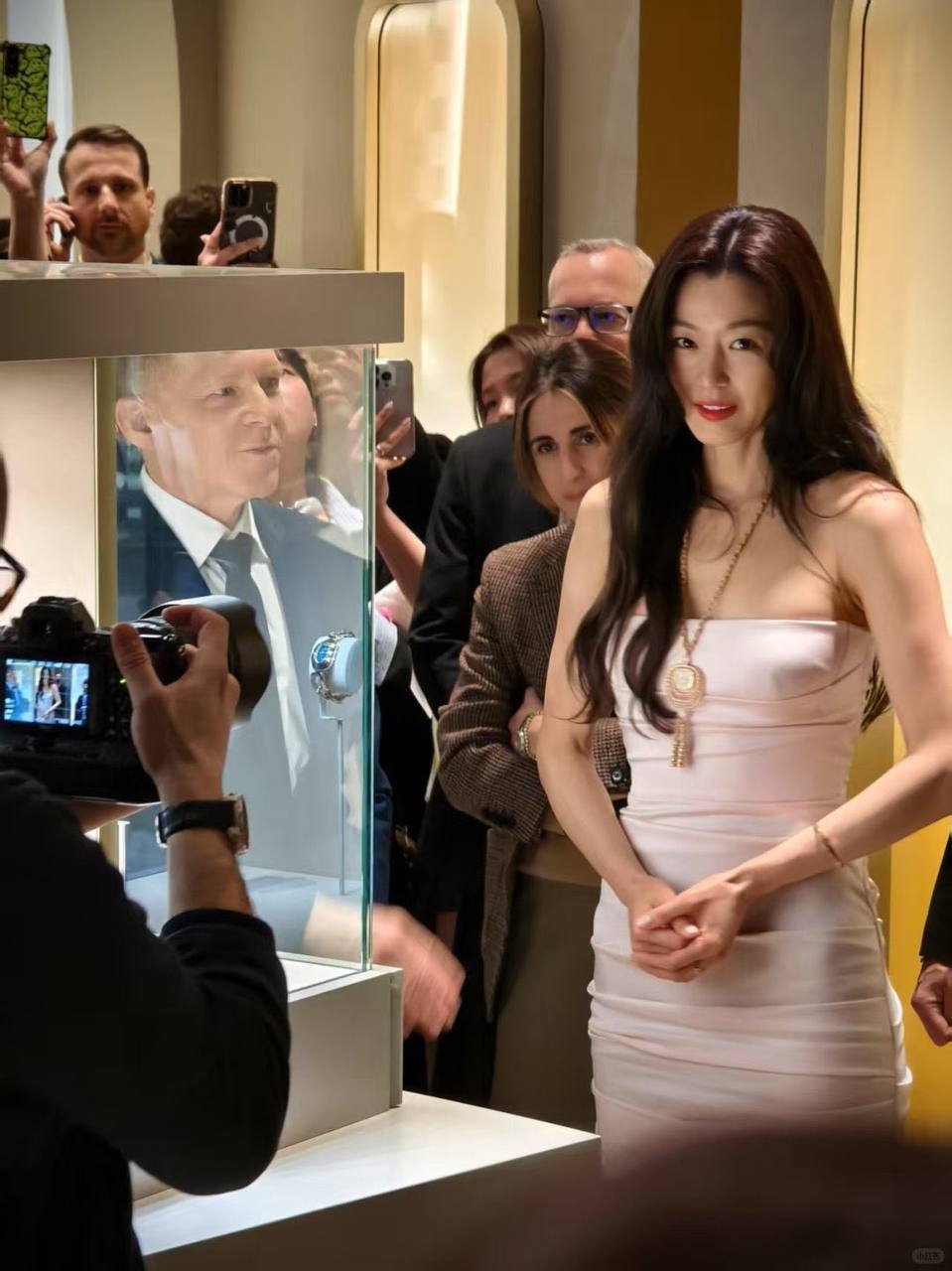 "Mợ chảnh" Jeon Ji Hyun "ra đường", nai lưng gánh nợ 287 tỷ cho chồng đại gia rởm photo2025 04 0316 58 50 17436744 1750752192489445564854 1750756321841 1750756322032891842048