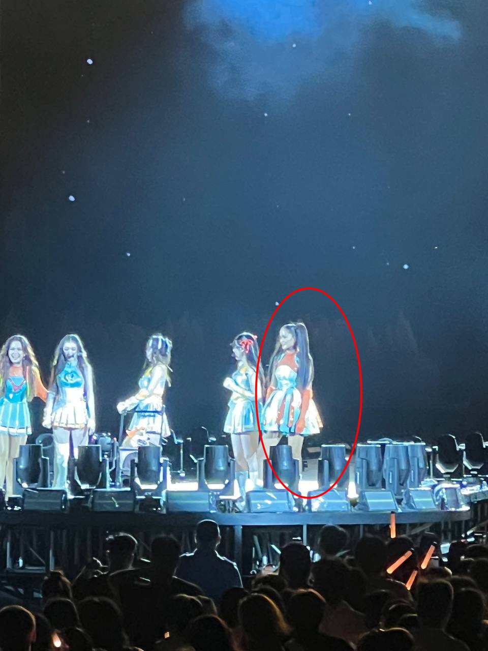 HOT: Hoa hậu H'Hen Niê lộ rõ mồn một dấu hiệu bầu bí giữa lúc đang diễn concert Chị đẹp!- Ảnh 3. HOT: Hoa hậu H'Hen Niê lộ rõ mồn một dấu hiệu bầu bí giữa lúc đang diễn concert Chị đẹp!- Ảnh 3.