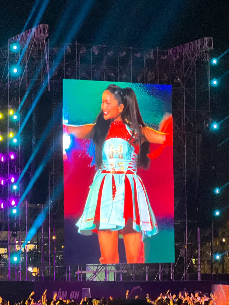 HOT: Hoa hậu H'Hen Niê lộ rõ mồn một dấu hiệu bầu bí giữa lúc đang diễn concert Chị đẹp!- Ảnh 4. HOT: Hoa hậu H'Hen Niê lộ rõ mồn một dấu hiệu bầu bí giữa lúc đang diễn concert Chị đẹp!- Ảnh 4.