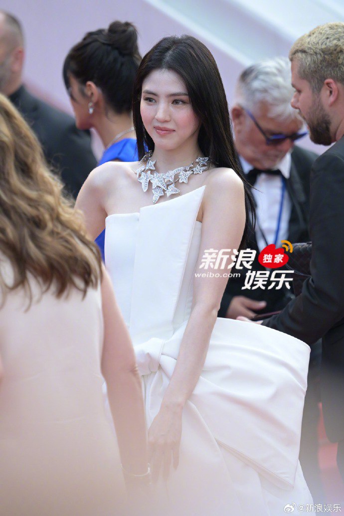 Kẻ thù số 1 của Han So Hee tại Cannes: Khiến nữ diễn viên “tàng hình” trên thảm đỏ, chuyên dìm nhan sắc!- Ảnh 6. Kẻ thù số 1 của Han So Hee tại Cannes: Khiến nữ diễn viên “tàng hình” trên thảm đỏ, chuyên dìm nhan sắc!- Ảnh 6.