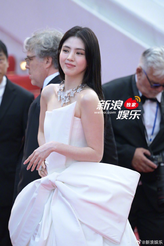 Kẻ thù số 1 của Han So Hee tại Cannes: Khiến nữ diễn viên “tàng hình” trên thảm đỏ, chuyên dìm nhan sắc!- Ảnh 7. Kẻ thù số 1 của Han So Hee tại Cannes: Khiến nữ diễn viên “tàng hình” trên thảm đỏ, chuyên dìm nhan sắc!- Ảnh 7.