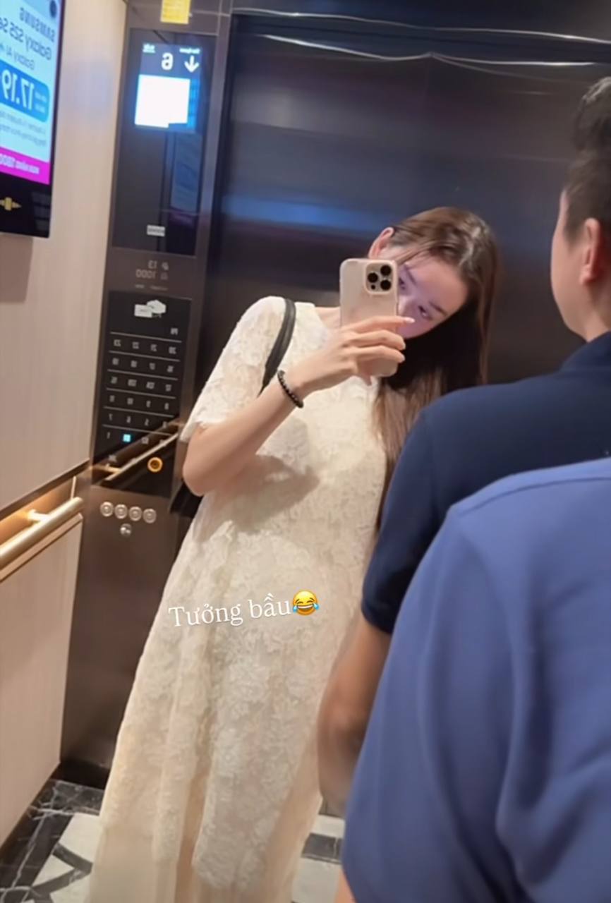 Bức ảnh khiến phu nhân hào môn Vbiz vướng nghi vấn mang thai lần 2- Ảnh 1.