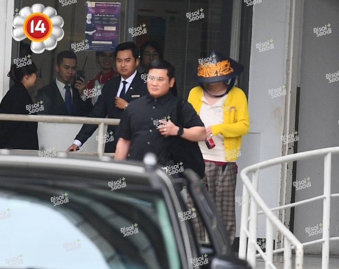 "Anh Long" G-Dragon vẫy tay chào tạm biệt fan tại Nội Bài, lên đường trở về Hàn Quốc! photo2025 06 2211 56 30 17505683872172048753794 1