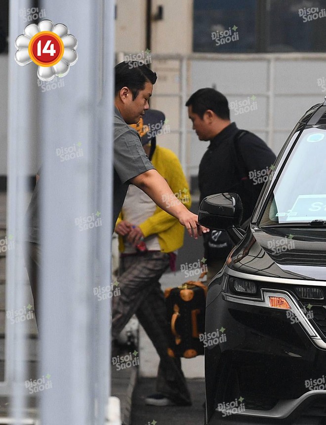 "Anh Long" G-Dragon vẫy tay chào tạm biệt fan tại Nội Bài, lên đường trở về Hàn Quốc! photo2025 06 2211 59 51 1750568682483873370371