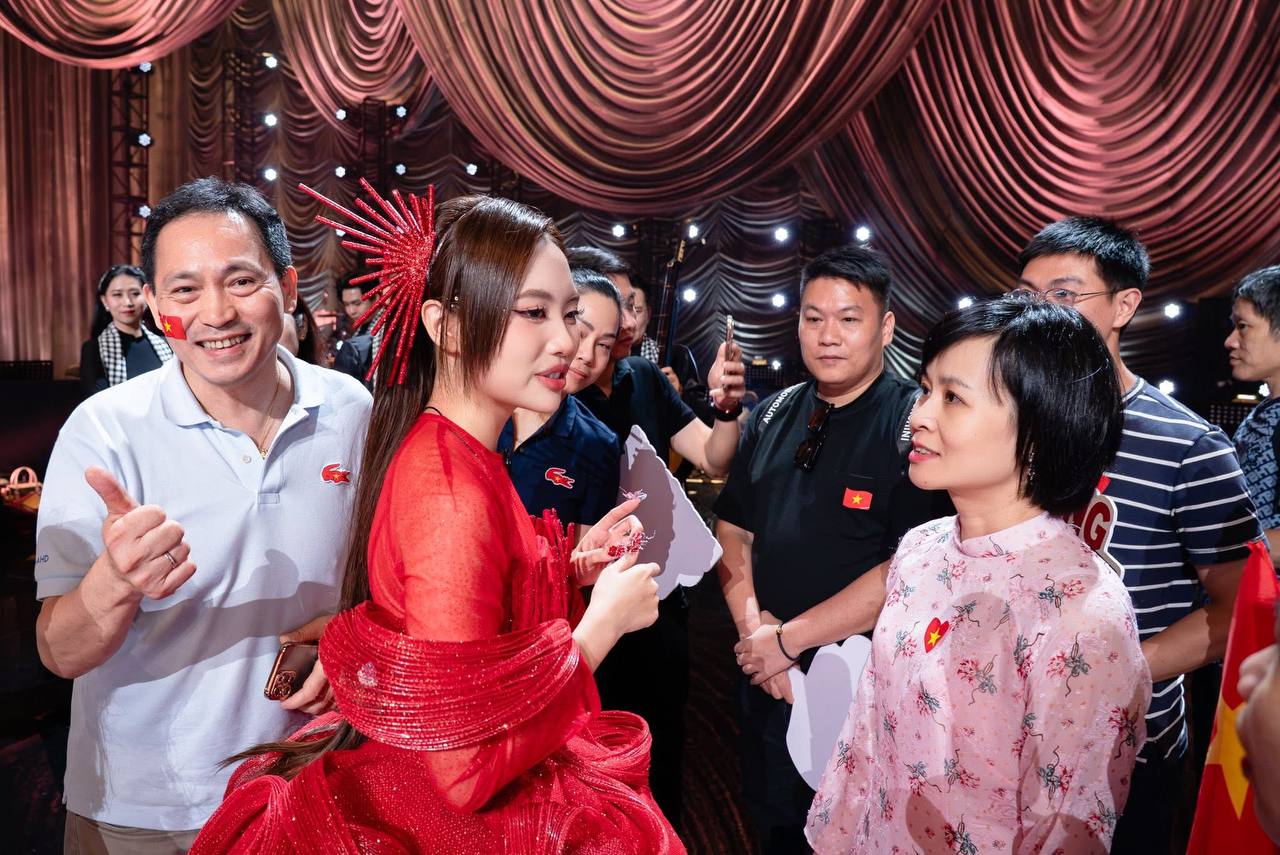 2 tháng Phương Mỹ Chi gây sốt tại show Trung Quốc: Liên tục nghi bị chèn ép và cái kết gây bức xúc!- Ảnh 11. 2 tháng Phương Mỹ Chi gây sốt tại show Trung Quốc: Liên tục nghi bị chèn ép và cái kết gây bức xúc!- Ảnh 11.