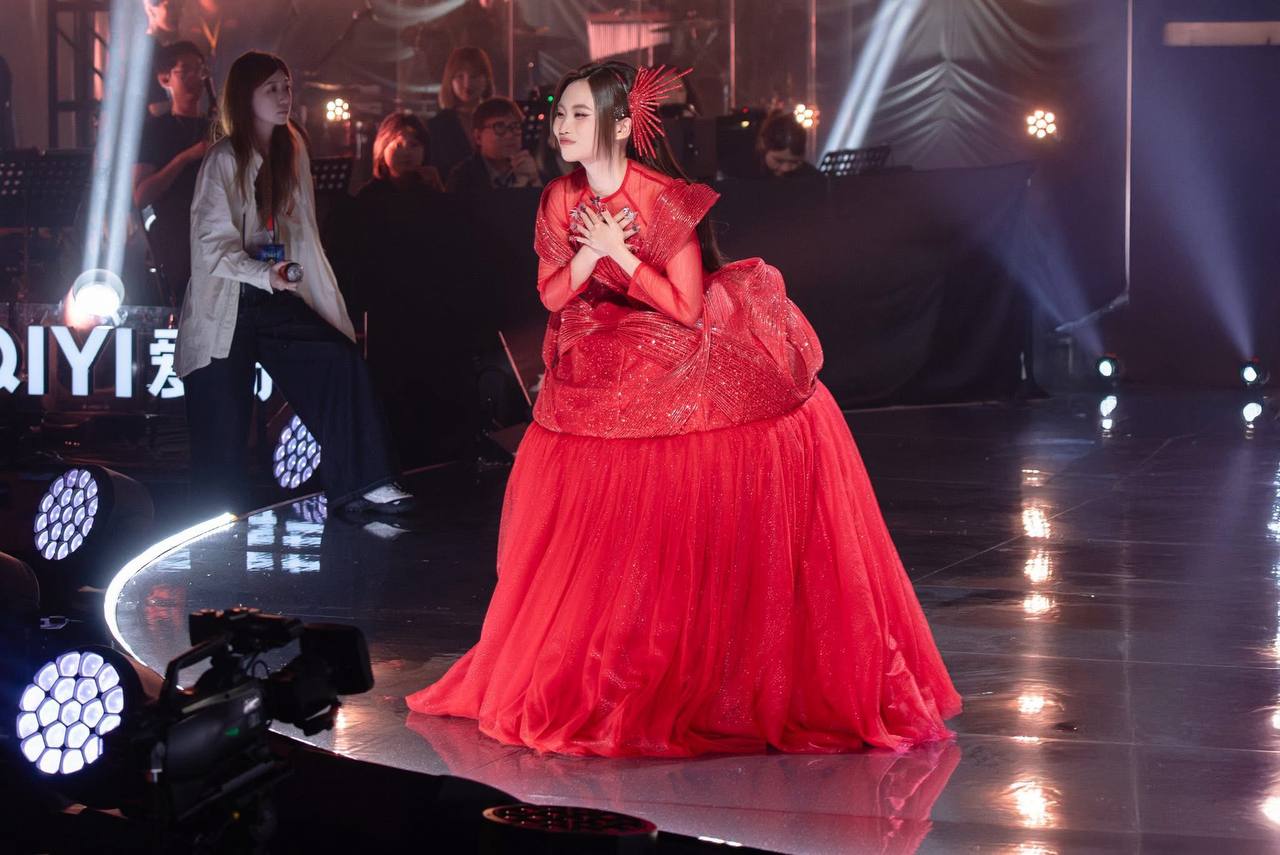 2 tháng Phương Mỹ Chi gây sốt tại show Trung Quốc: Liên tục nghi bị chèn ép và cái kết gây bức xúc!- Ảnh 10. 2 tháng Phương Mỹ Chi gây sốt tại show Trung Quốc: Liên tục nghi bị chèn ép và cái kết gây bức xúc!- Ảnh 10.