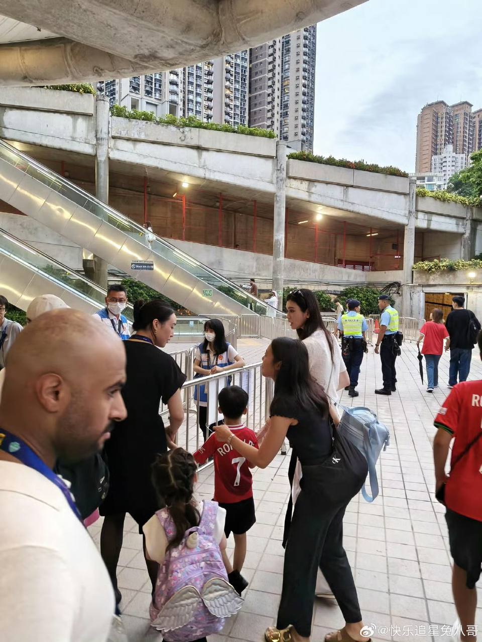 Siêu mẫu Victoria's Secret lộ khoảnh khắc như mẹ đơn thân giữa nghi vấn bị thiếu gia trùm sòng bạc Siêu mẫu Victoria's Secret lộ khoảnh khắc như mẹ đơn thân giữa nghi vấn bị thiếu gia trùm sòng bạc