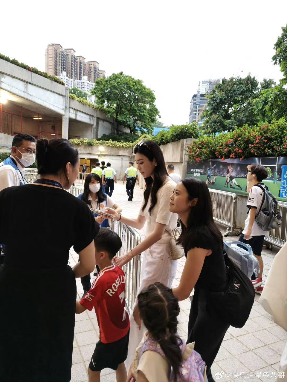 Siêu mẫu Victoria's Secret lộ khoảnh khắc như mẹ đơn thân giữa nghi vấn bị thiếu gia trùm sòng bạc Siêu mẫu Victoria's Secret lộ khoảnh khắc như mẹ đơn thân giữa nghi vấn bị thiếu gia trùm sòng bạc