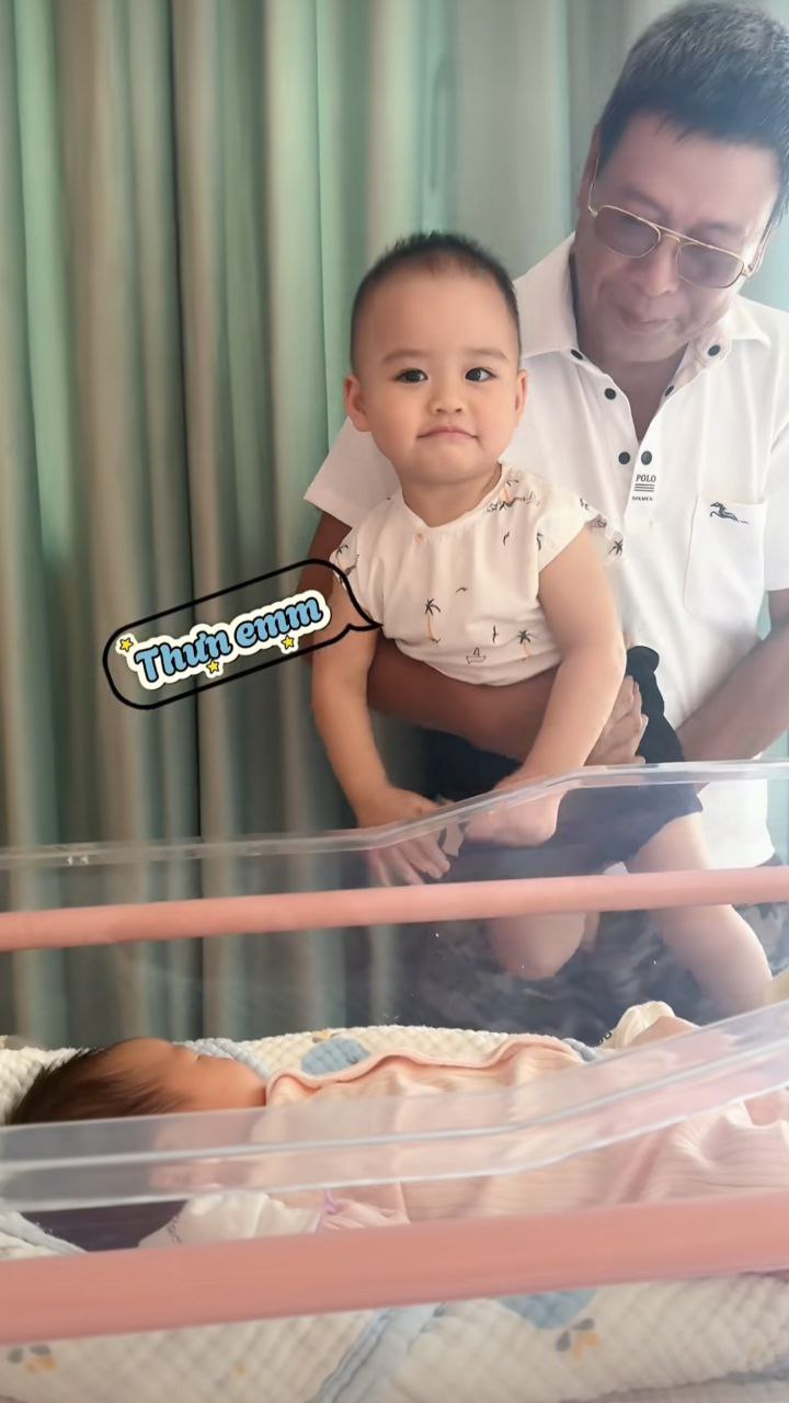 Cậu cả Leon nhà MC Ngô Mai Phương cứ gặp em gái Lipu là ngại ngùng nhưng lại cực kỳ ra dáng anh trai- Ảnh 5. Cậu cả Leon nhà MC Ngô Mai Phương cứ gặp em gái Lipu là ngại ngùng nhưng lại cực kỳ ra dáng anh trai- Ảnh 5.