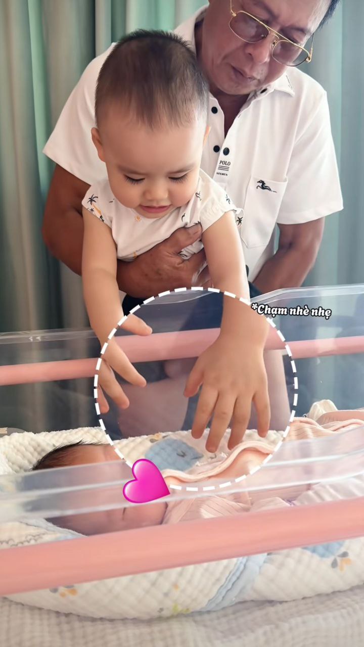 Cậu cả Leon nhà MC Ngô Mai Phương cứ gặp em gái Lipu là ngại ngùng nhưng lại cực kỳ ra dáng anh trai- Ảnh 6. Cậu cả Leon nhà MC Ngô Mai Phương cứ gặp em gái Lipu là ngại ngùng nhưng lại cực kỳ ra dáng anh trai- Ảnh 6.