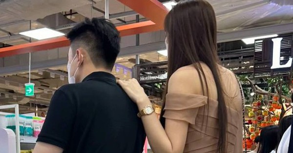 Nhìn 1 chi tiết trong bức ảnh bị chụp lén mới hiểu vì sao Đỗ Thị Hà được chọn làm dâu hào môn! photo2025 09 18 102025 17581928779061000853969 1758205949162 17582059494361688326702 91 165 439 830 crop 1758206007664567063392jpeg