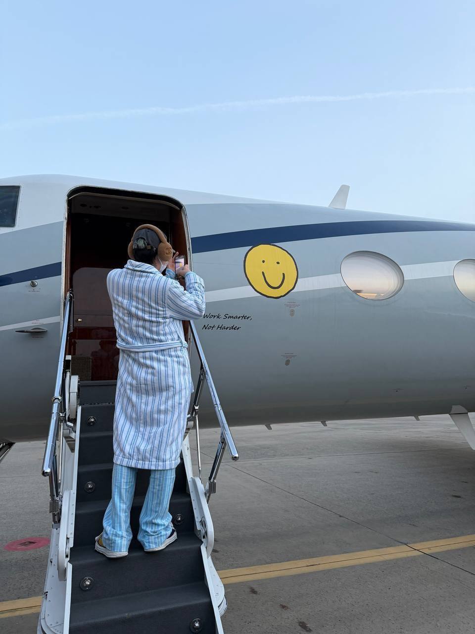 Đây rồi G-Dragon đã hạ cánh sân bay Nội Bài, còn vẫy tay chào fan Việt cực đáng yêu!- Ảnh 9.