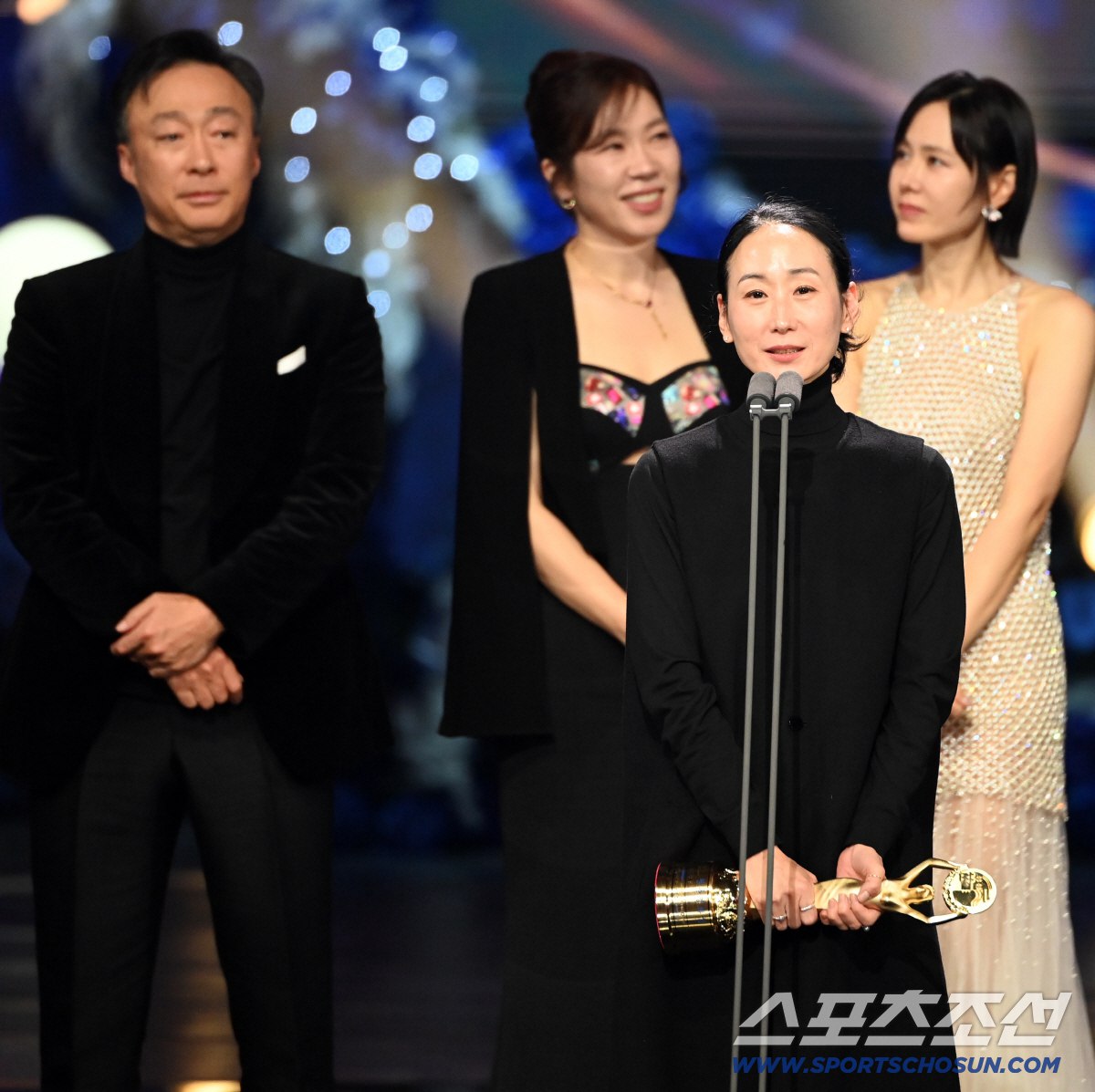 Rồng Xanh 2025: Hyun Bin và Son Ye Jin cùng lên ngôi Ảnh đế - Ảnh hậu, phim hay nhất là cái tên không ai dám cãi- Ảnh 5. Rồng Xanh 2025: Hyun Bin và Son Ye Jin cùng lên ngôi Ảnh đế - Ảnh hậu, phim hay nhất là cái tên không ai dám cãi- Ảnh 5.