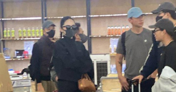 "Team qua đường" bắt gặp Hương Giang lặng lẽ về nước, nhân vật kè kè sát rạt gây chú ý photo2025 11 23 120832 17638753514471054323617 1763881410118 1763881410593167156491 108 0 485 720 crop 17638814958421663995193jpeg