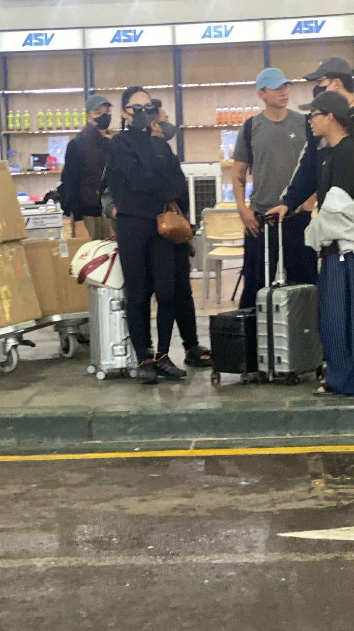 "Team qua đường" bắt gặp Hương Giang lặng lẽ về nước, nhân vật kè kè sát rạt gây chú ý photo2025 11 23 120832 17638753514471054323617 1763881410118 1763881410593167156491