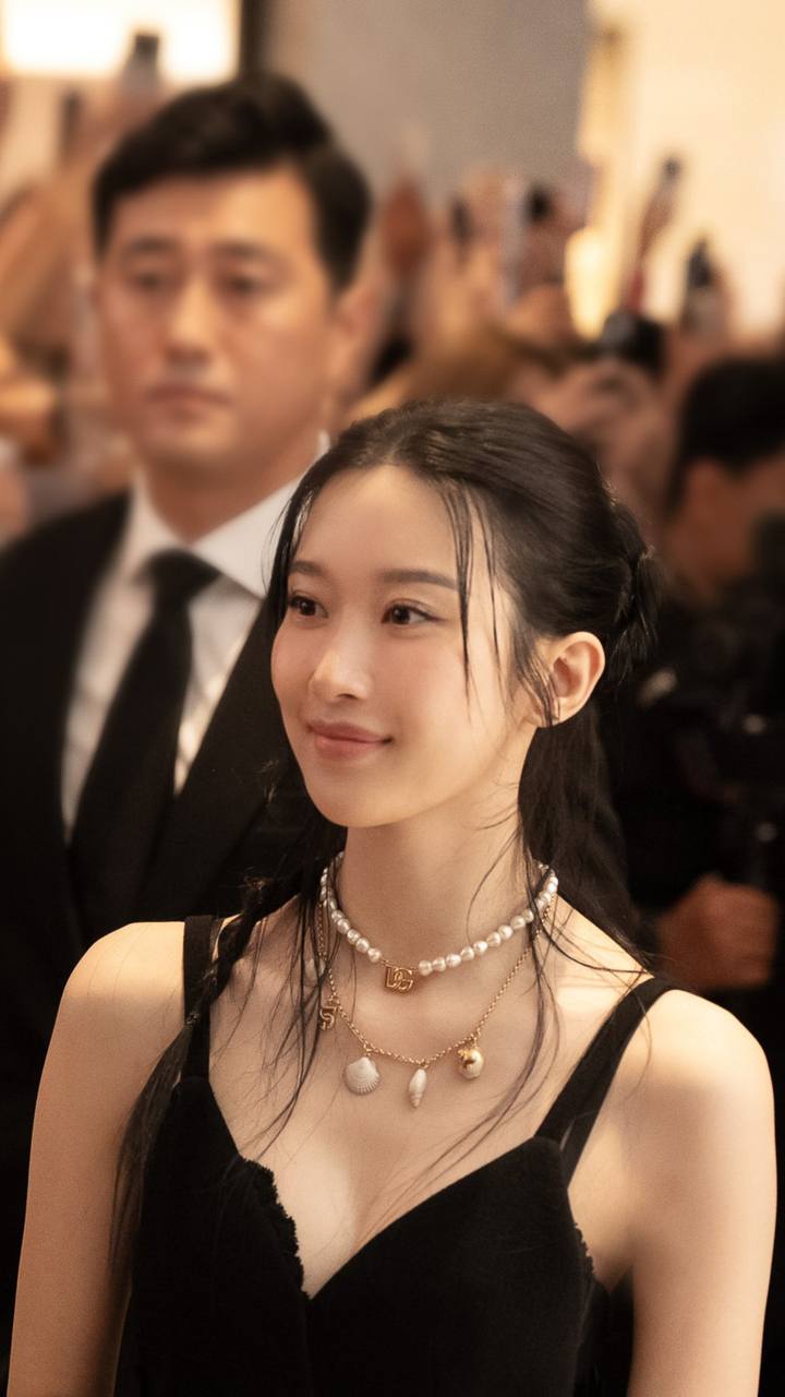 Clip hot: 20.000 người xếp hàng chờ gặp tiểu thư tài phiệt đẹp đến từng kẽ tóc, nhan sắc viral khắp 150 quốc gia- Ảnh 1.