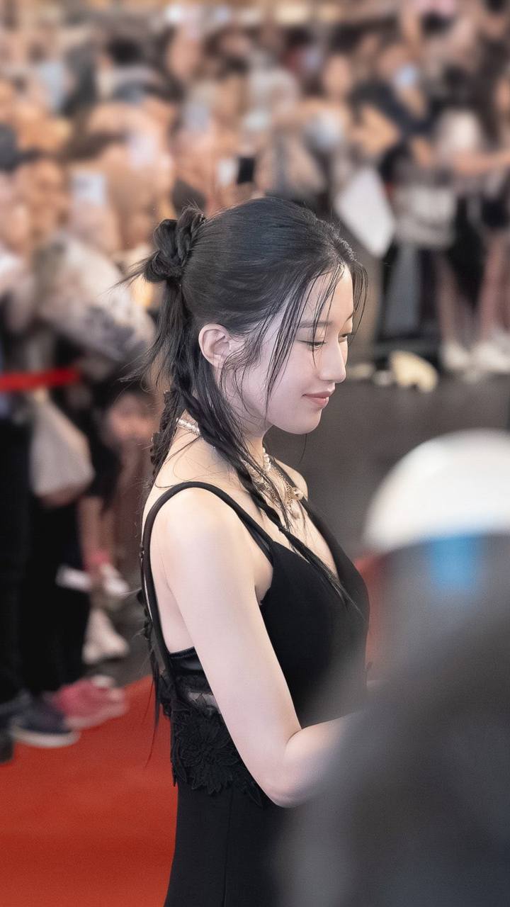 Clip hot: 20.000 người xếp hàng chờ gặp tiểu thư tài phiệt đẹp đến từng kẽ tóc, nhan sắc viral khắp 150 quốc gia- Ảnh 3.