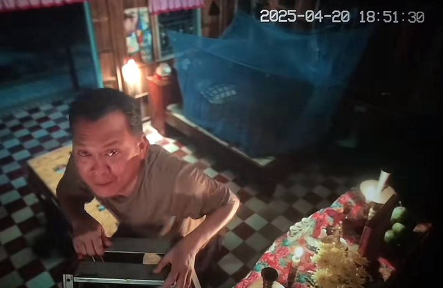 Cảnh người đàn ông miền Tây khóc lóc cầu xin 1 điều qua camera khiến hàng triệu người không thở nổi- Ảnh 2. Cảnh người đàn ông miền Tây khóc lóc cầu xin 1 điều qua camera khiến hàng triệu người không thở nổi- Ảnh 2.