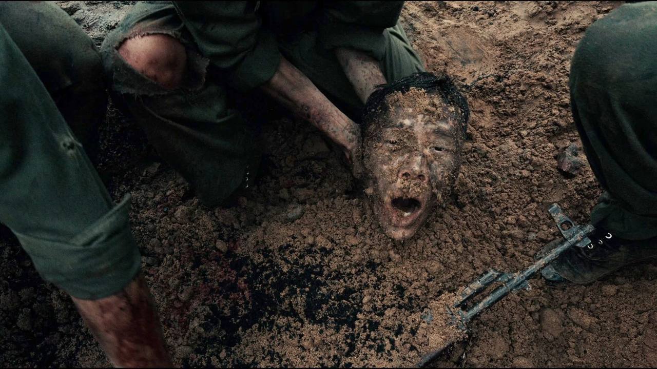 Mưa Đỏ: Khi một người điên lại là biểu tượng đau đớn và tận cùng nhất của chiến tranh- Ảnh 2. Mưa Đỏ: Khi một người điên lại là biểu tượng đau đớn và tận cùng nhất của chiến tranh- Ảnh 2.