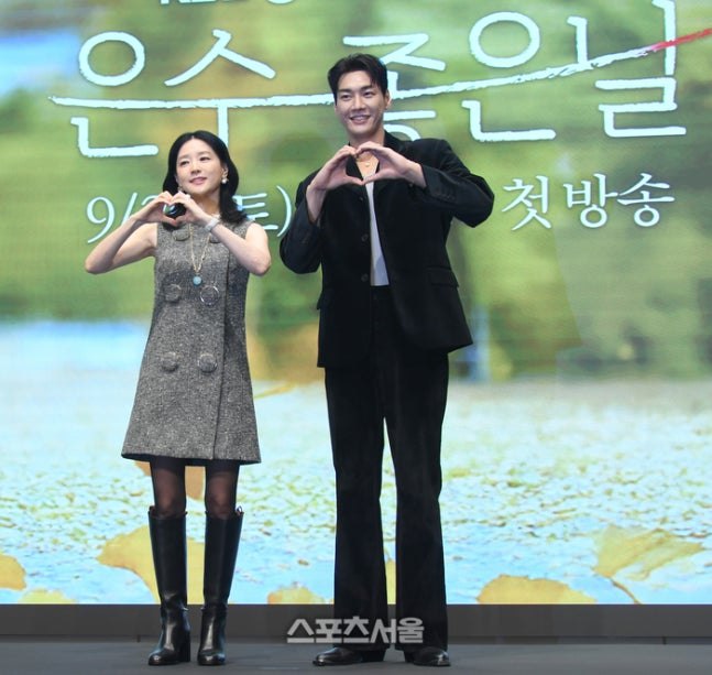 Cặp chị em lệch nhau 16 tuổi vẫn đẹp đôi điên đảo: Nhà gái là báu vật nhan sắc, biết tuổi thật không thể tin nổi- Ảnh 1. Cặp chị em lệch nhau 16 tuổi vẫn đẹp đôi điên đảo: Nhà gái là báu vật nhan sắc, biết tuổi thật không thể tin nổi- Ảnh 1.