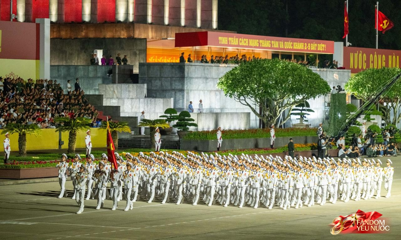 Bức hình 1 sao Việt ở buổi Tổng hợp luyện A80 lần 2 khiến cả MXH nghẹn ngào, hòa bình đẹp quá Tổ Quốc ơi!- Ảnh 1.