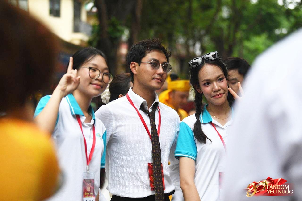 Full bộ hình dàn sao tổng hợp luyện diễu hành tại Ba Đình: Mỹ nam Vbiz nổi bần bật giữa phố, NSND Lê Khanh - Lan Hương diện áo dài đầy tự hào!- Ảnh 7.