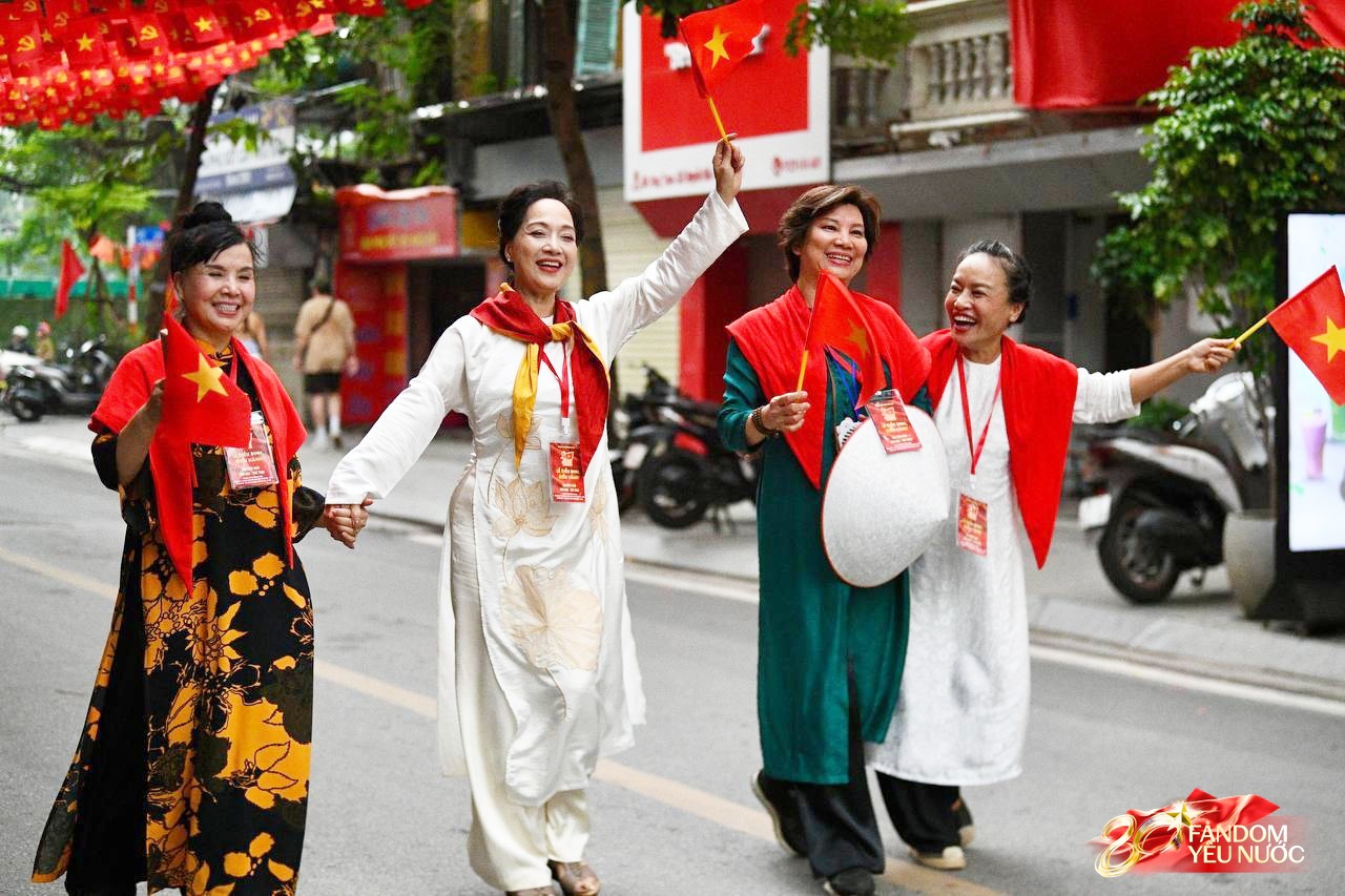 Full bộ hình dàn sao tổng hợp luyện diễu hành tại Ba Đình: Mỹ nam Vbiz nổi bần bật giữa phố, NSND Lê Khanh - Lan Hương diện áo dài đầy tự hào!- Ảnh 3.