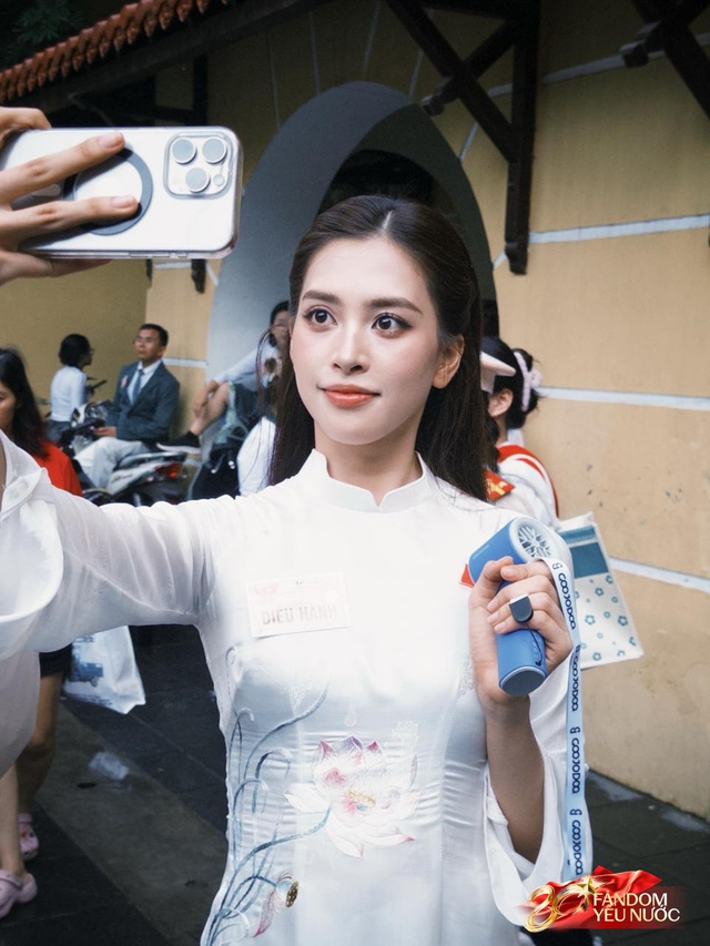 Dàn nghệ sĩ tươi rói tại Tổng duyệt diễu hành 2/9: MONO và Hoà Minzy được người dân vây kín, nữ diễn viên là Thượng uý công an gây sốt!- Ảnh 15.