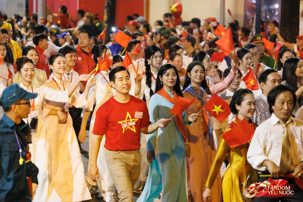 Clip: Hoàng Thuỳ Linh - Đen Vâu nối đuôi nhau sơ duyệt diễu hành, biểu cảm hân hoan cực đáng yêu gây sốt MXH!- Ảnh 11.